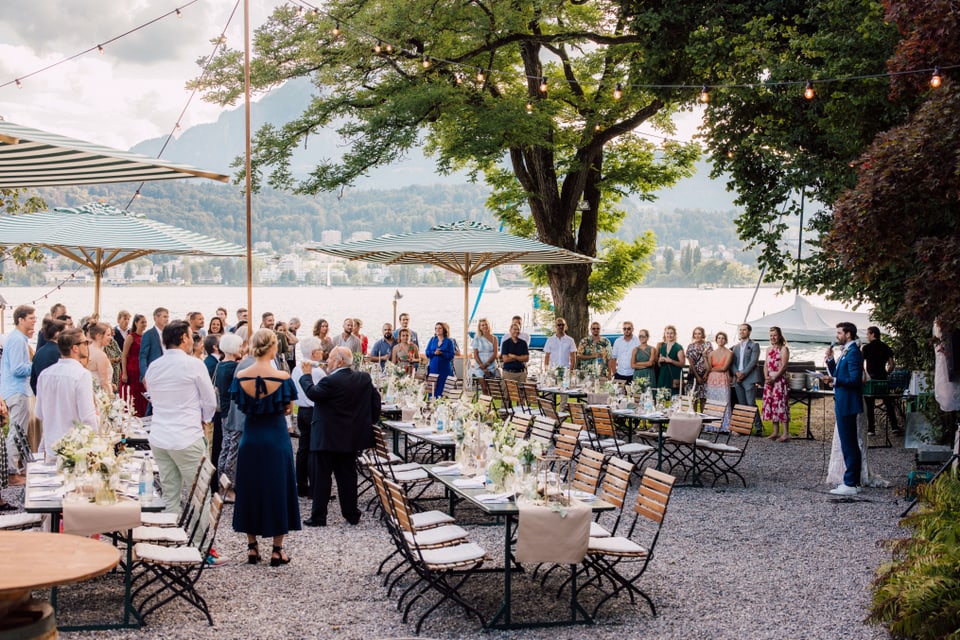 Am Vierwaldstättersee hat die SRF-Moderatorin im kleinen Kreise ihre Hochzeit gefeiert.