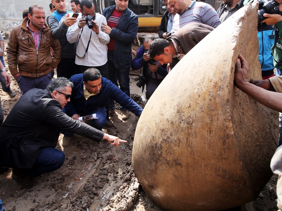 Der ägyptische Antikenminister Khaled Enany inspiziert einen Teil der Statue.