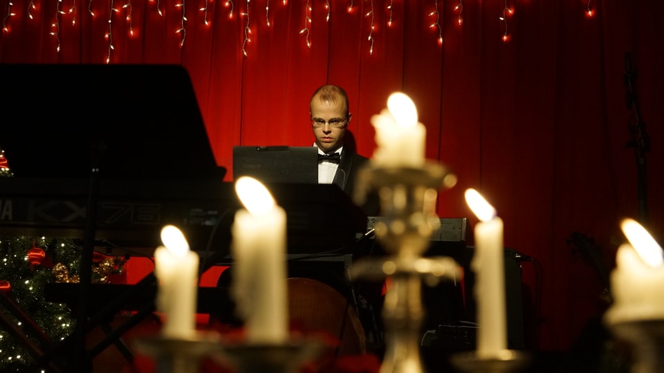 Schöff Rösli am Piano im weihnächtlich geschmückten Zelt vom «Lachner Wiehnachtszauber».