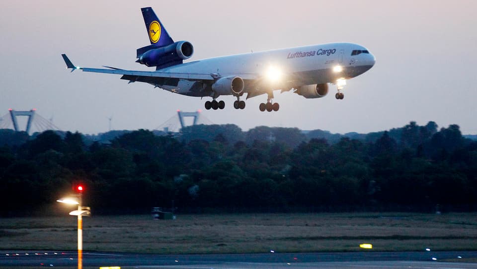 Flugzeug der Lufthansa im Landeanflug. 