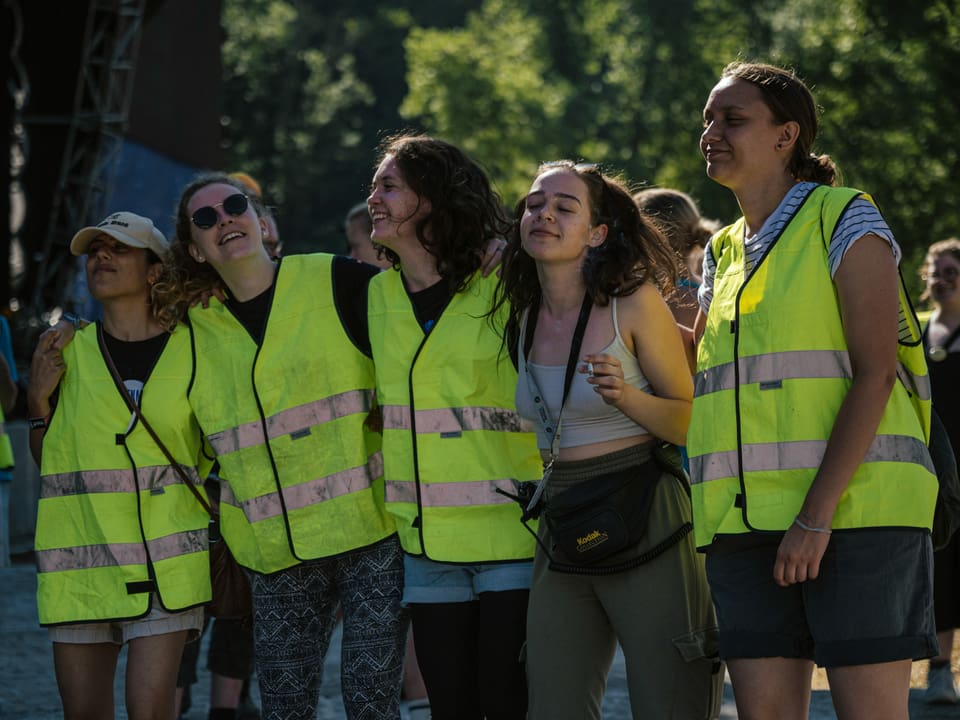 eine Gruppe junger Frauen in gelben Westen am tanzen