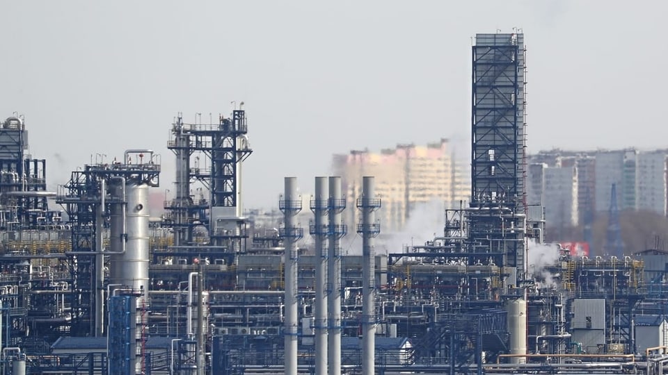Blick auf eine Gazprom-Raffinerie in Russland.