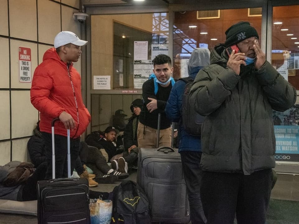 Migranten vor dem Watson Hotel