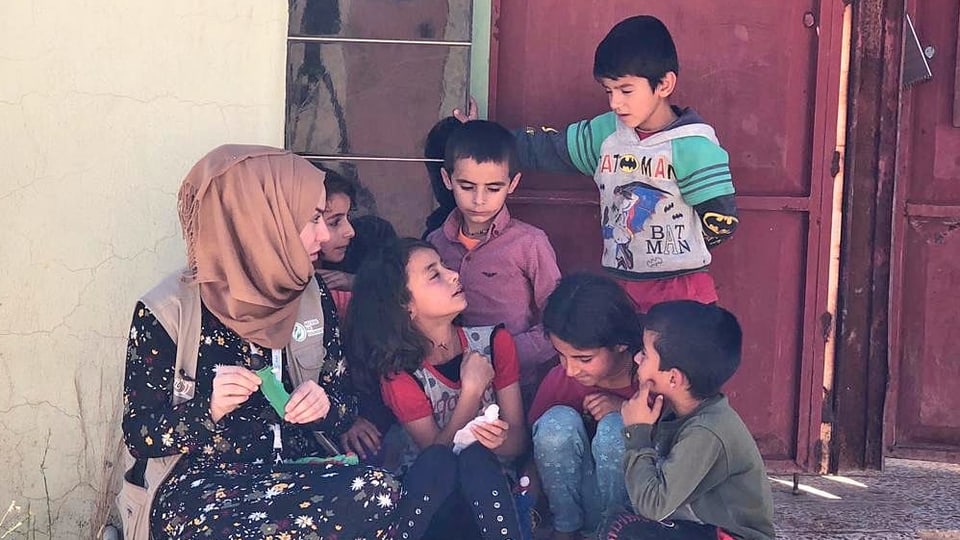 Die Sozialarbeiterin Nisreen Younis spricht mit den Jesiden-Kindern in Sindschar