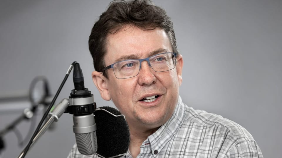 Mann hinter einem Radio-Mikrofon