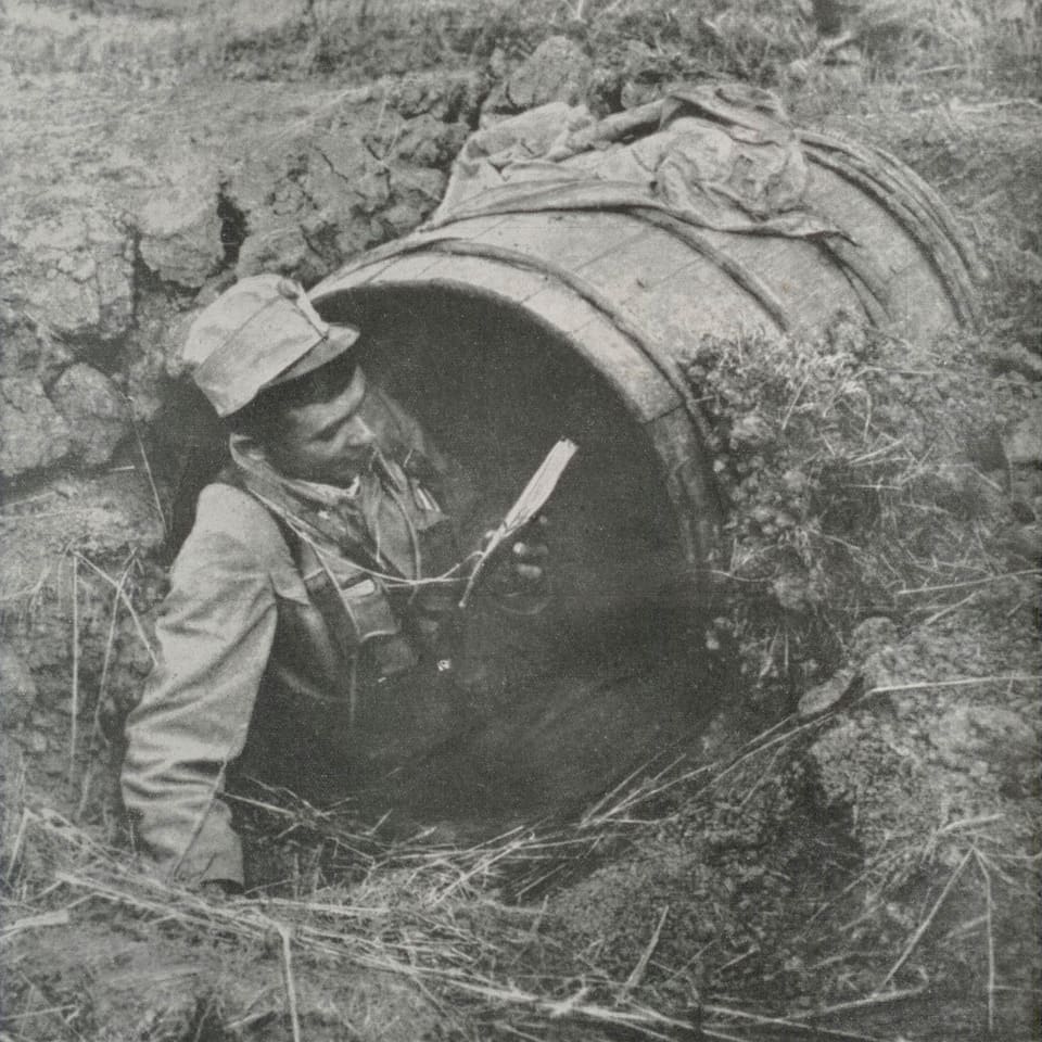 Ein Soldat liest in einem Unterschlupf.
