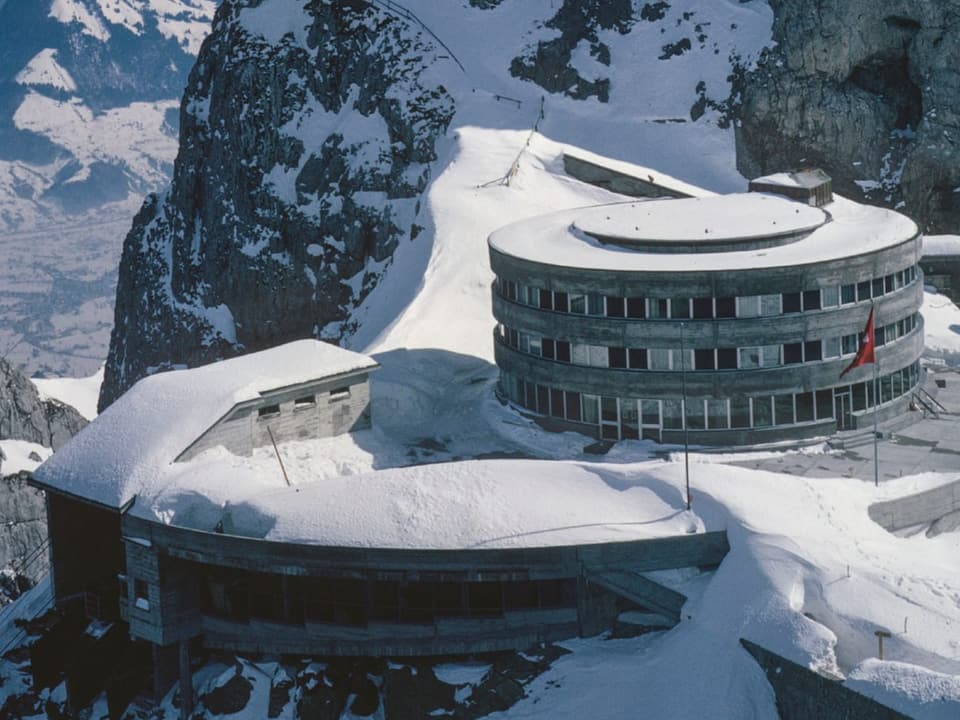 Die Moderne ist auf dem Berg angekommen Der Neubau des Hotels Bellevue auf dem Pilatus auf einer Aufnahme von 1964