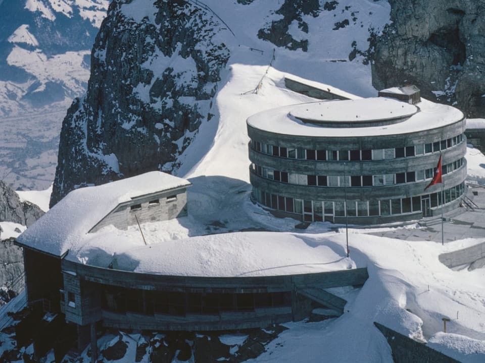 Der Neubau des Hotels Bellevue auf dem Pilatus auf einer Aufnahme von 1964