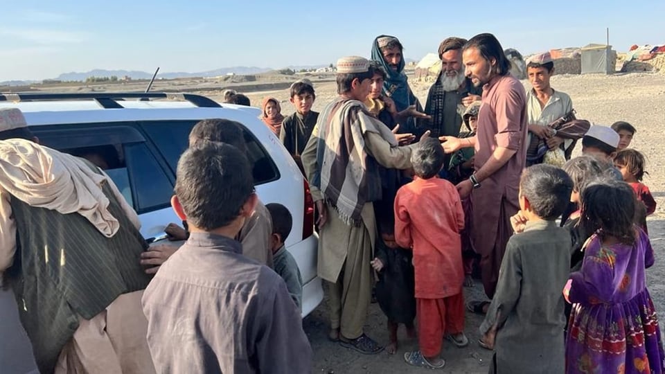 Menschen in Afghanistan im Gespräch.