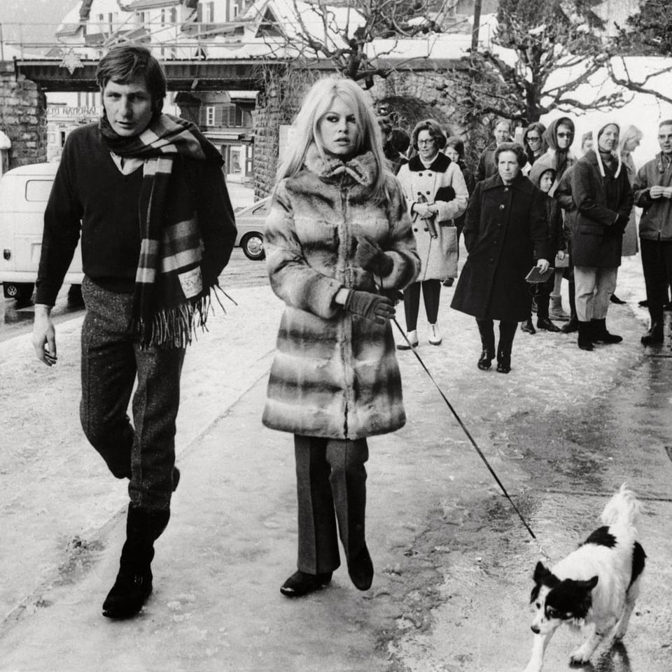 Brigitte Bardot mit Gunter Sachs und einem Hund am spazieren. 