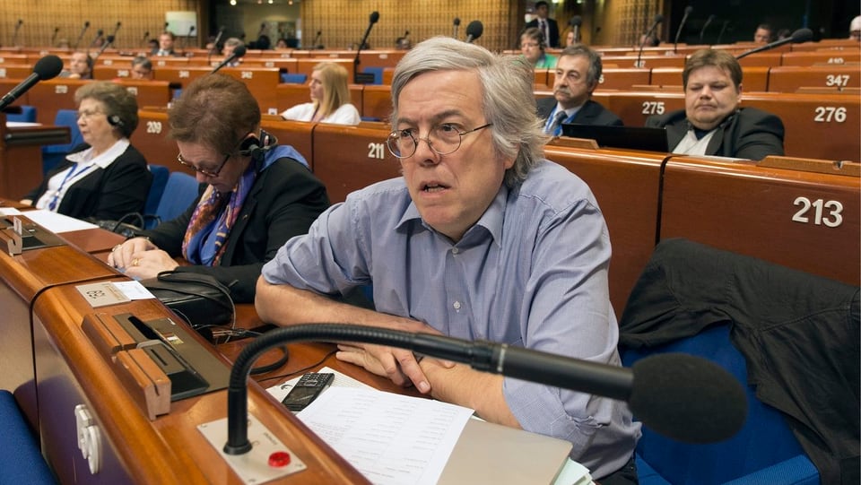 Gross im Plenarsaal in Strassburg, auch andere Parlamentarier sind anwesend.
