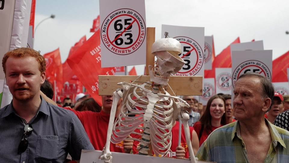 Demonstranten mit einem Skelett in Moskau.
