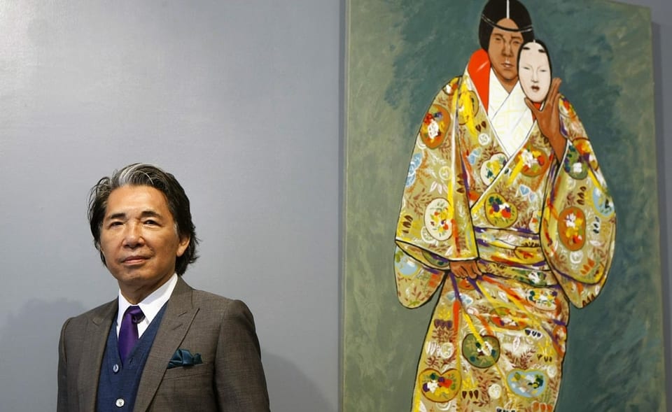 ein Mann in Anzug steht vor einem Gemälde
