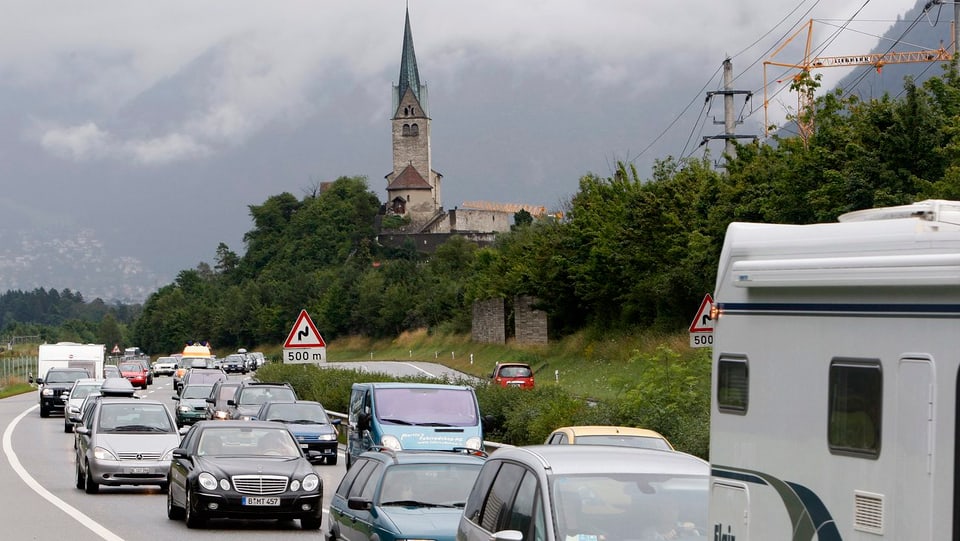 Stau an der A13, nachdem die Ausweichempfehlung über die San-Bernardino ausgegeben wurde. 