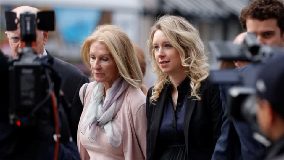 Auf dem Bild ist Elisabeth Holmes und ihre Mutter vor dem Gericht zu sehen.