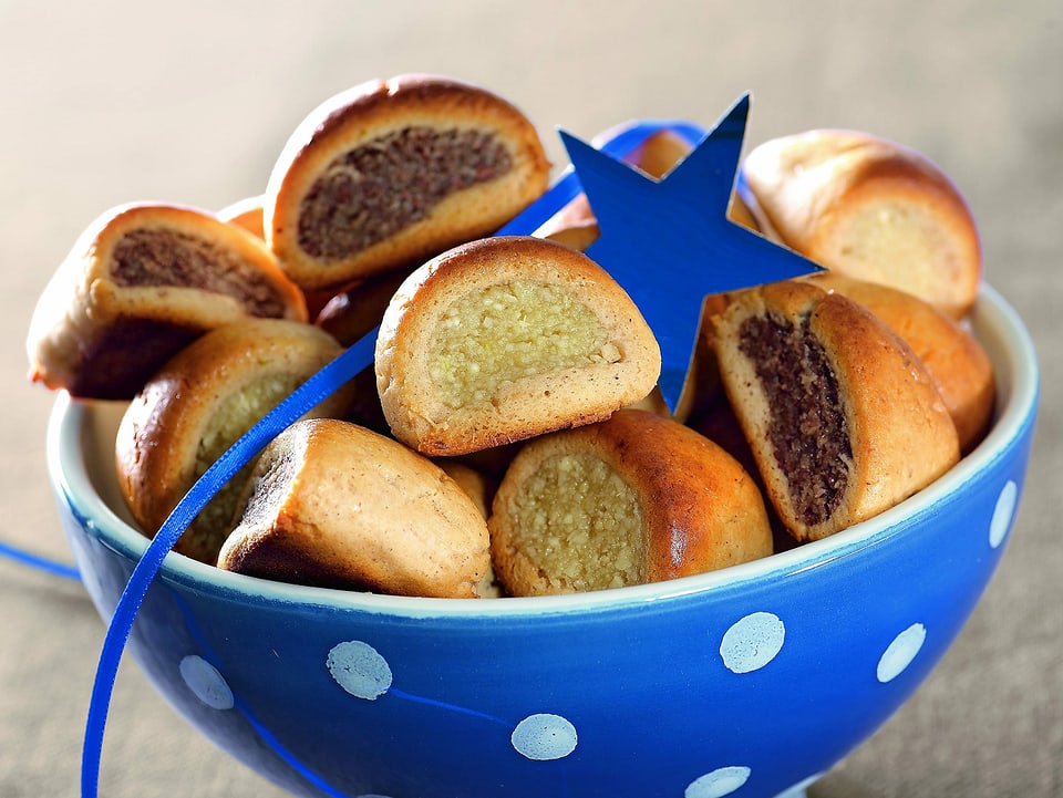 Biberli-Gebäck mit Füllung in einer blauen Schale mit weissen Punkten.