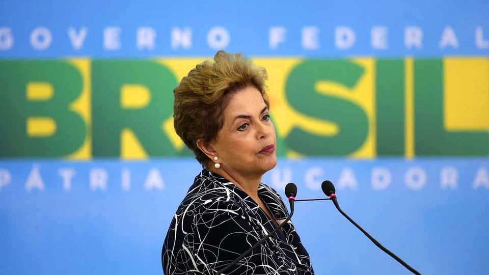 Rousseff vor Mikrofon