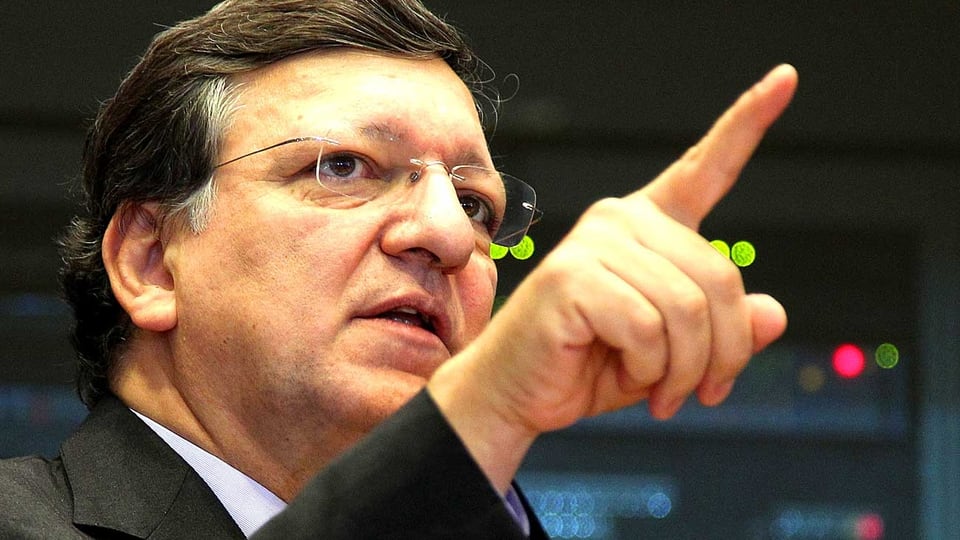 Aufnahme von EU-Kommissionspräsident José Manuel Barroso. Er zeigt mit dem Zeigefinger in den Raum.