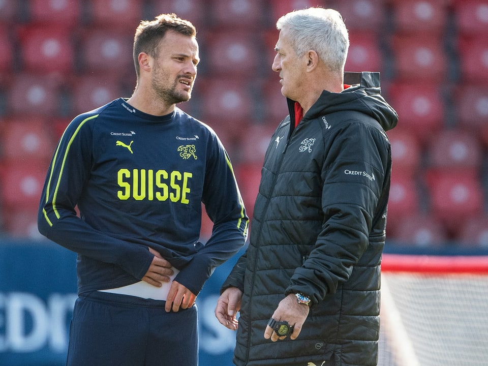 Haris Seferovic (links) und Nati-Coach Vladimir Petkovic im Nati-Training