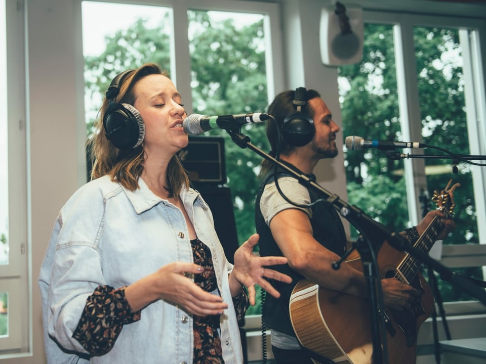 Anna Känzig & Tobey Lucas spielen live im Radiostudio.