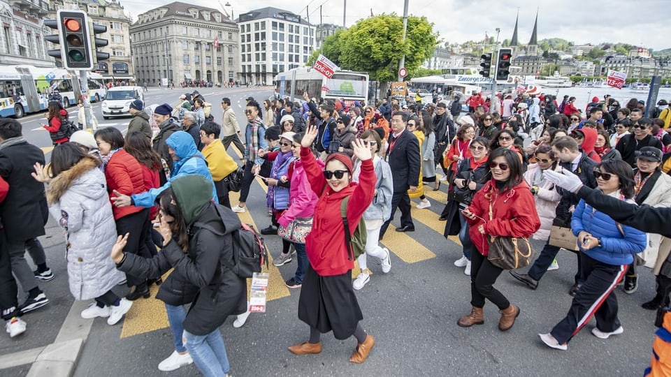 Chinesische Reisegruppe auf Fussgängerstreifen