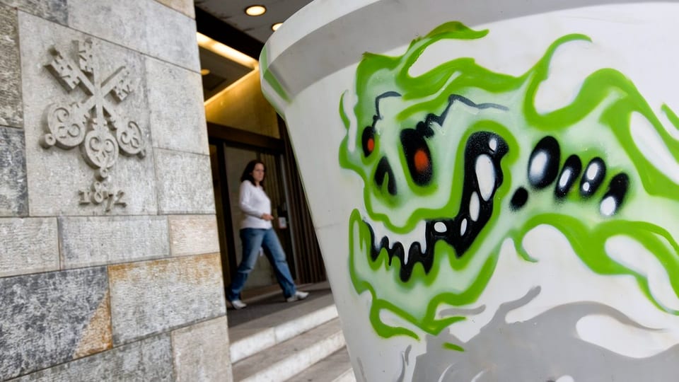 Grafiti auf einem Blumentopf vor dem UBS-Hauptsitz.