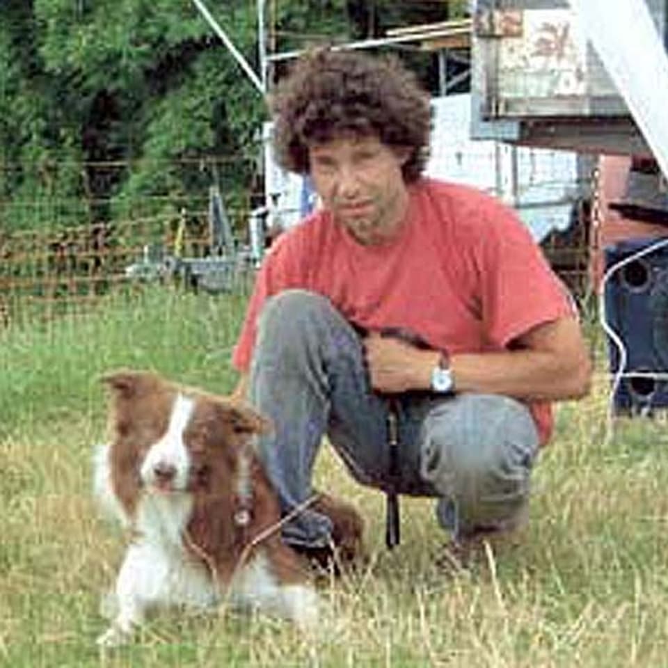 Organisator Heinz Höneisen mit seinem Hund.