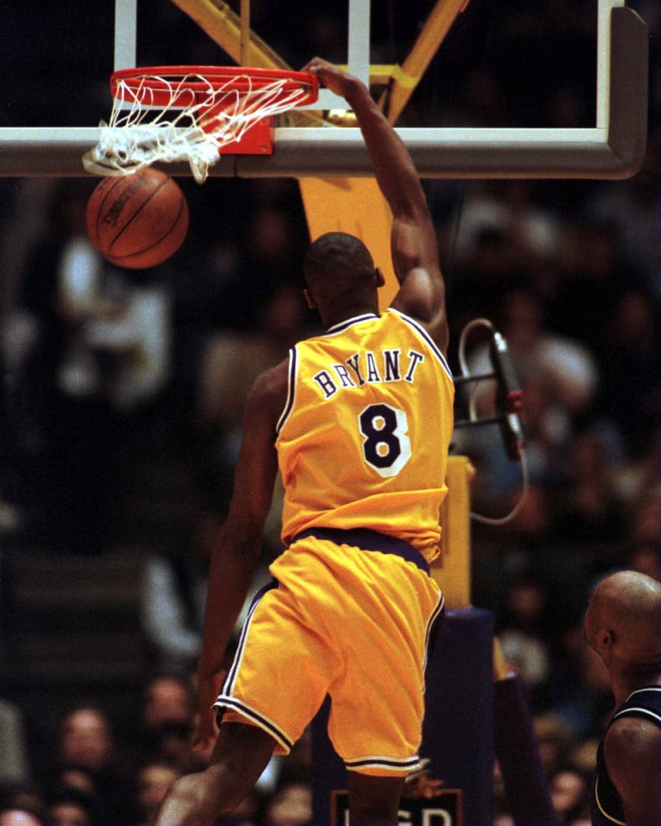 Kobe Bryant bei einem Dunking im Jahr 1997.