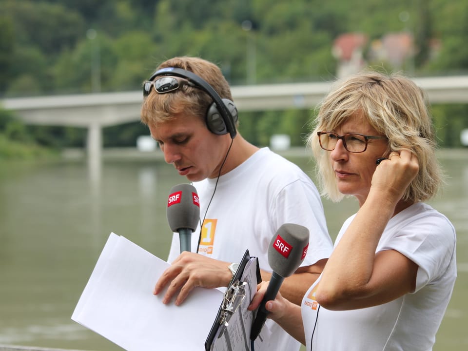 Reto Scherrer und Ladina Spiess mit der Radioausrüstung.