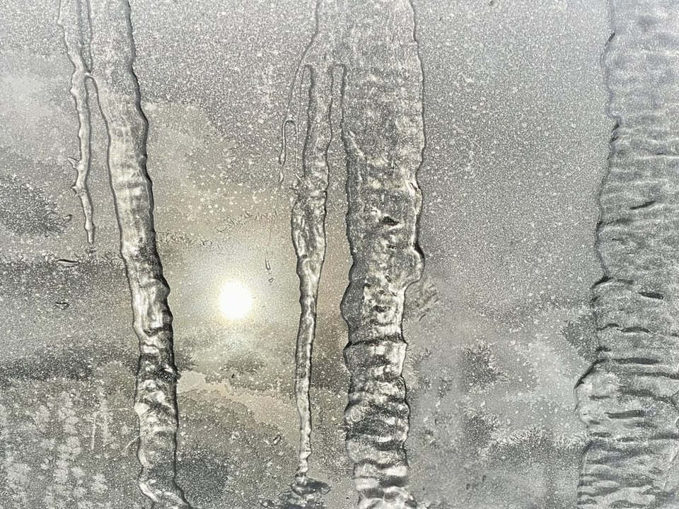 Bolligen/BE Dachfenster mit Eiszapfen.