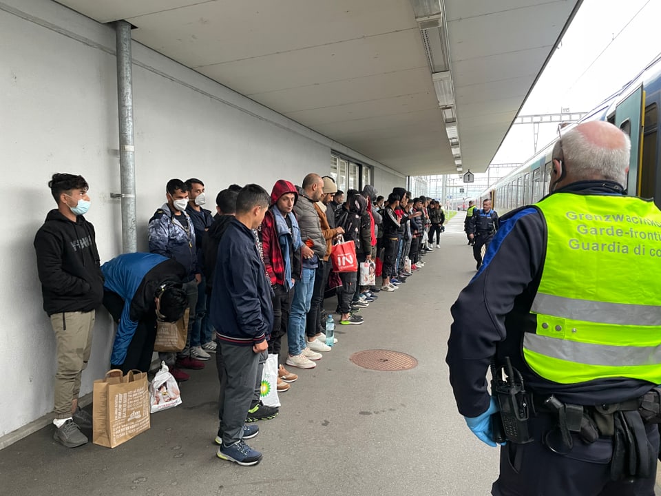 Migranten stehen am Bahnhof Buchs