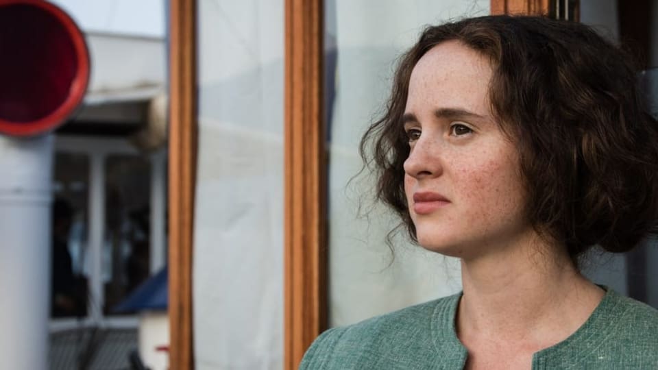 Nahaufnahme einer Frau mit kinnlangen, dunklen Haaren