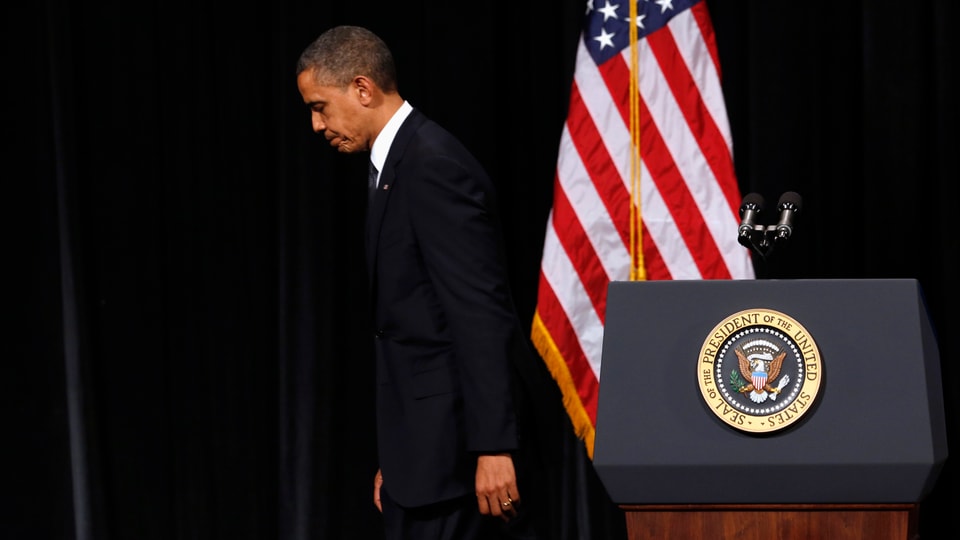 US-Präsident Barack Obama tritt mit gesenktem Blick vom Rednerpult ab.