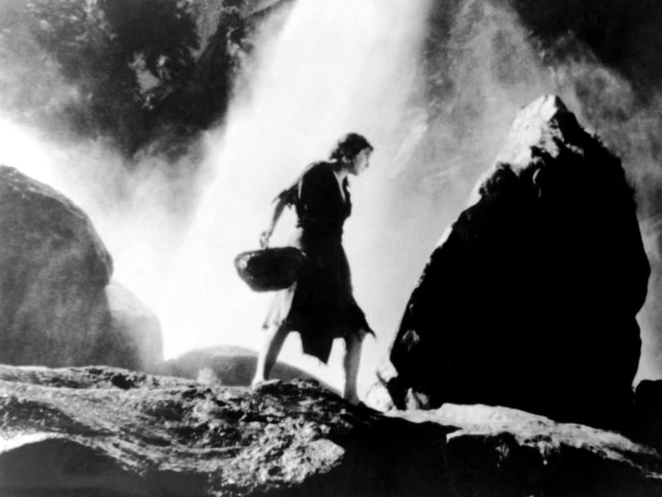 Frau vor einem Wasserfall