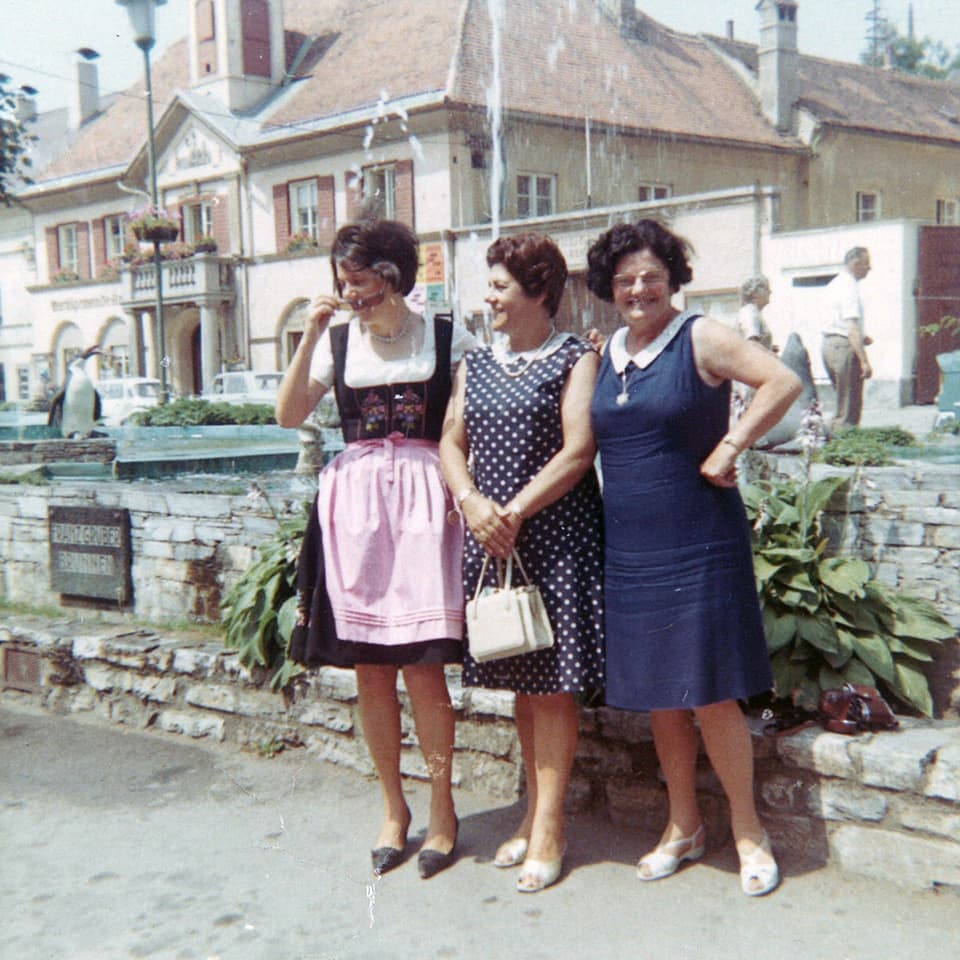 Gruppenbild mit drei Frauen, die vor einem Steinmauer stehen.