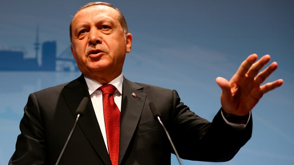 Recep Tayyip Erdogan an einem Rednerpult