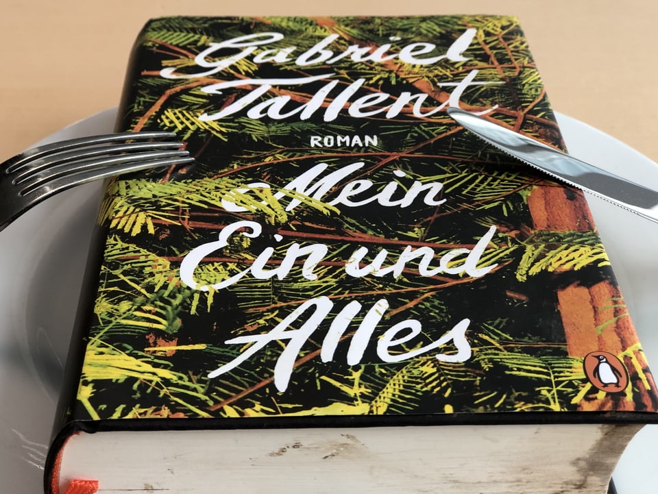 «Mein Ein und Alles» auf einem weissen Teller, Messer und Gabel am Tellerrand aufgestellt.