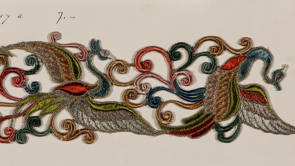 Eine Schweizer Stickerei nach asiatischem Vorbild vom Ende des 19. Jahrhunderts, die Phantasievögel darstellt.