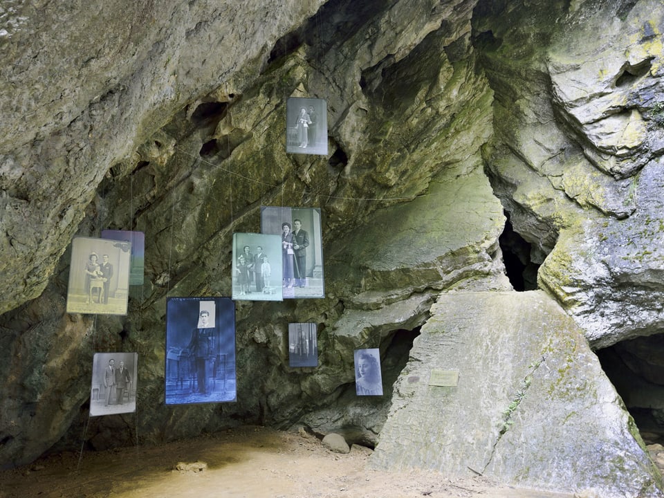 Grotte mit hängenden schwarz-weiss Bildern, halbtransparent.
