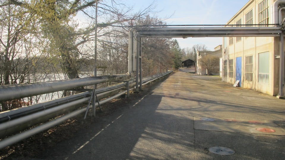 Strasse am Fluss: Dieser ehemalige Verbindungsweg zwischen Fabriken soll dereinst von Spaziergängern genutzt werden.