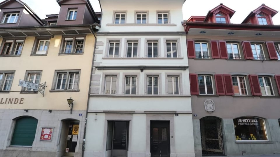 Das Haus in der Zuger Altstadt von aussen Das Haus in der Zuger Altstadt von aussen