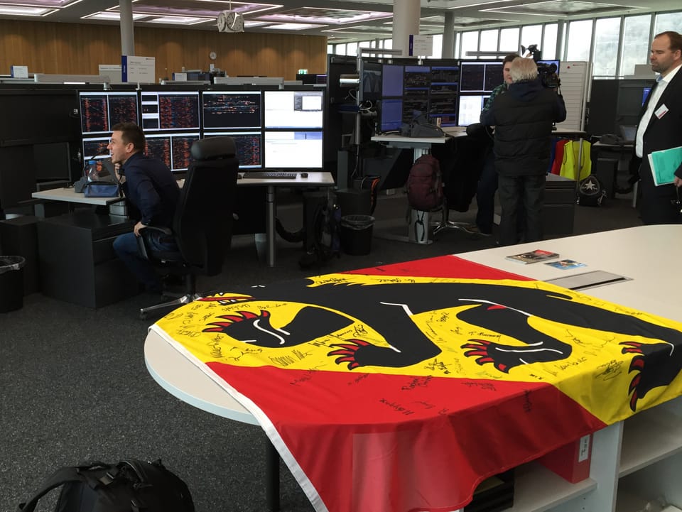 Berner Flagge auf einem Bürotisch