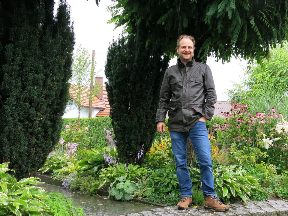 Daniel Auderset steht vor einem von ihm gestalteten Gartenteil.