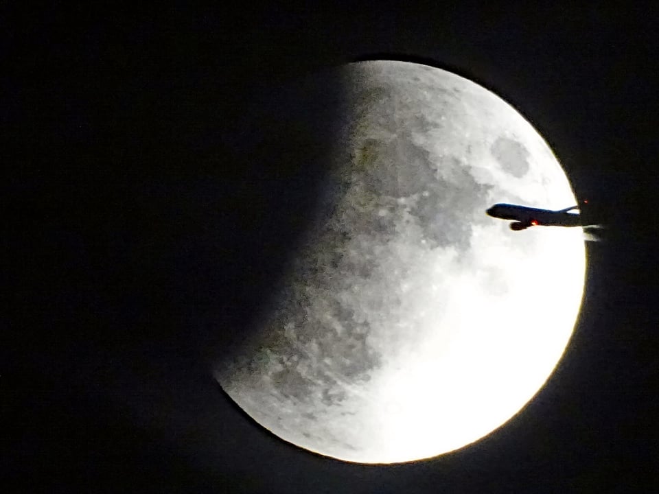 Mond mit Flugzeug.