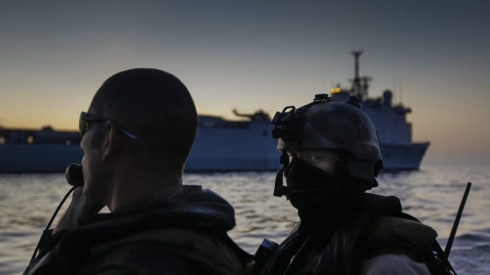 Marine-Soldaten auf einem Schiff