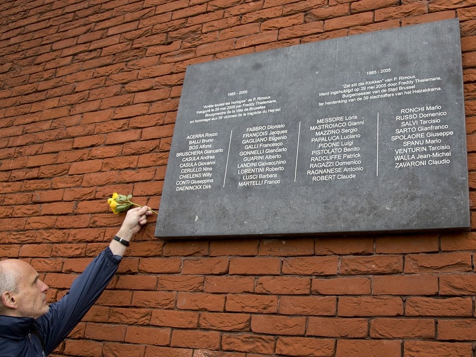 Eine Gedenktafel erinnert beim renovierten Stadion an die Verstorbenen.