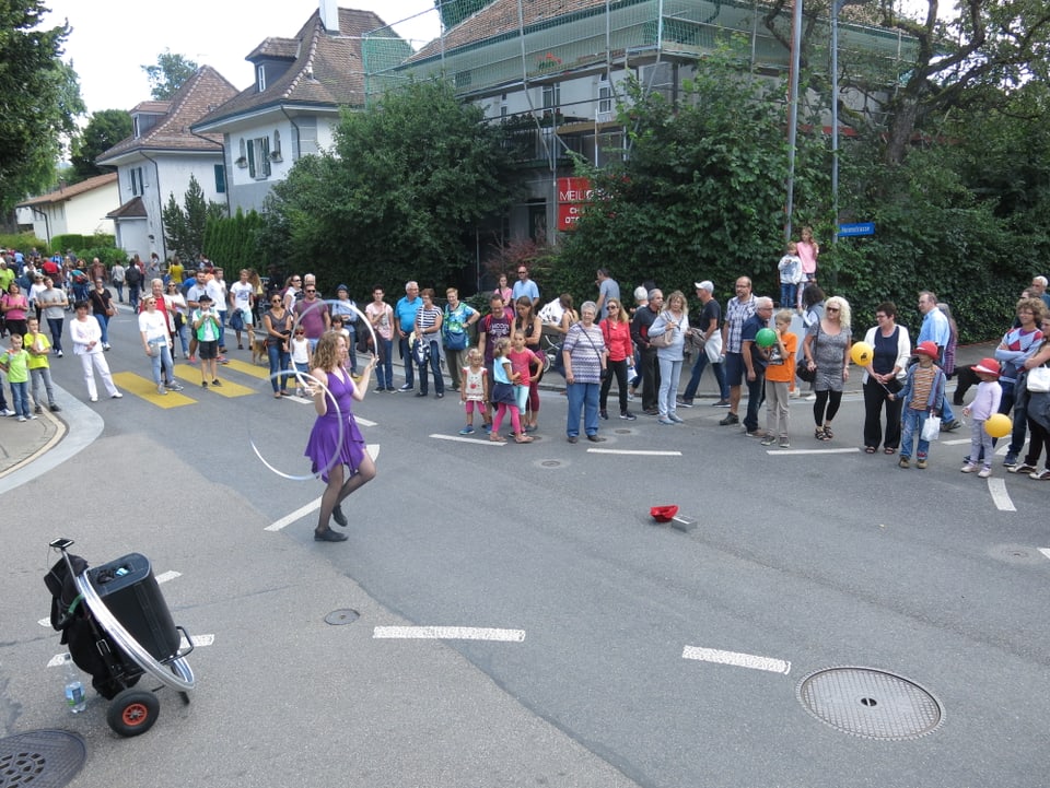 Hula-Hoop-Künstlerin auf einer Strasse