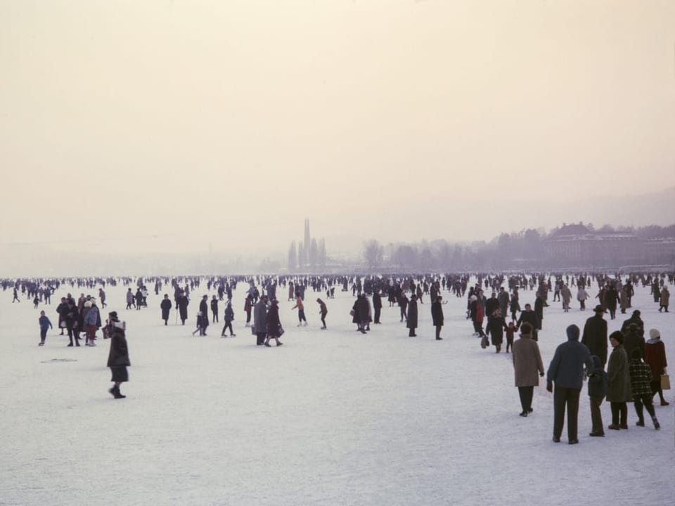 Zugefrorener Zürichsee voll mit Menschen