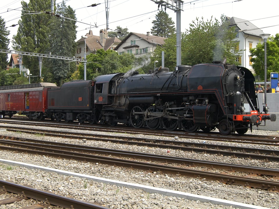 alte, schwarze Lok auf Schweizer Gleisen 