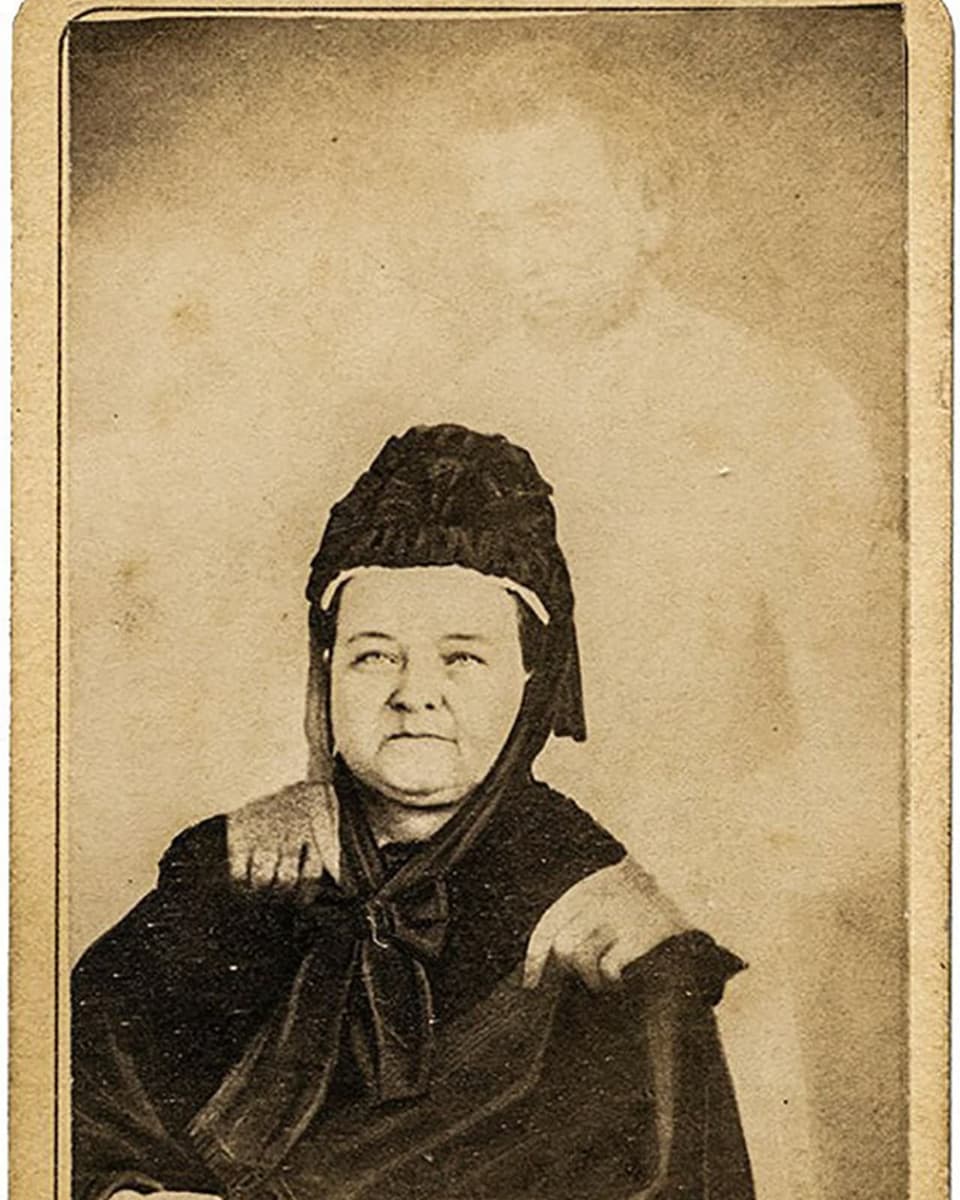 Altes Foto: Sitzende Witwe mit falschem Geist im Hintergrund